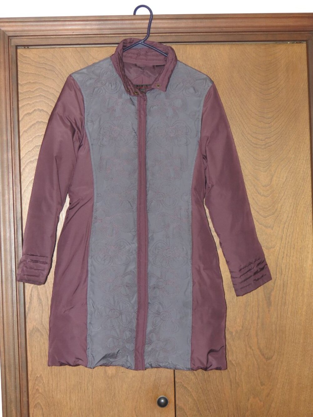 Via Spiga Womens Down Jacket Coat Size Medium w/ Embroidery Excellent Preworn